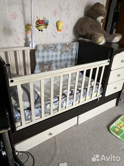 Детская кроватка с маятником и ящиком