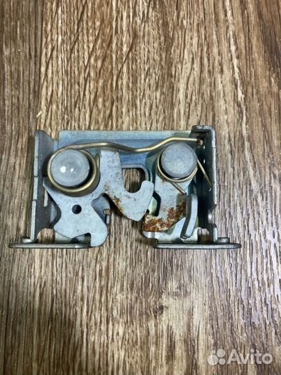 Замок капота правый Bmw X5 E70 3.0 N52 2007