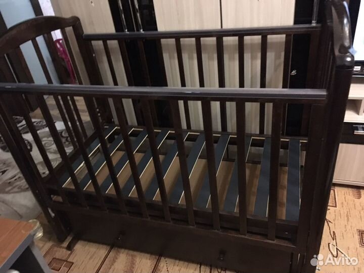 Детская кровать с маятником и ящиком