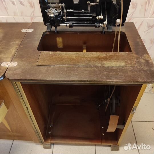 Швейная машина Kohler в тумбе