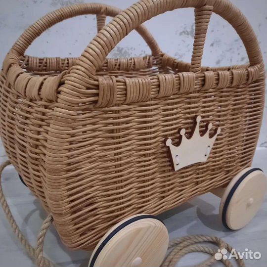 Плетёная корзина на колёсиках