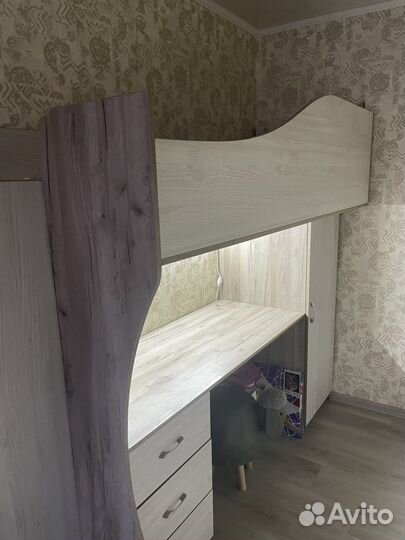 Детская кровать чердак со столом и шкафом