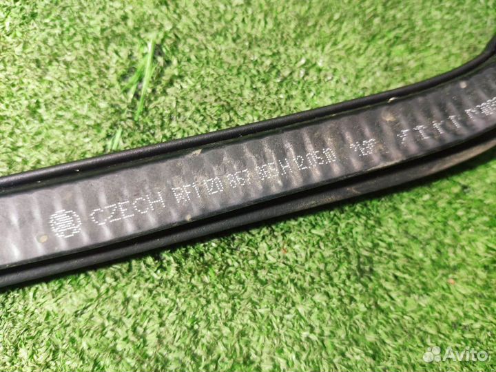 Уплотнитель проёма двери передний левый Octavia A5