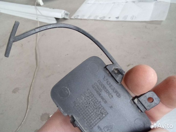 Вольво S60 лючёк буксировочного крюка