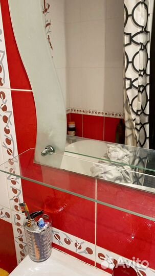 Зеркало с полочкой