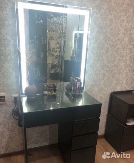 Туалетный столик с зеркалом и подсветкой