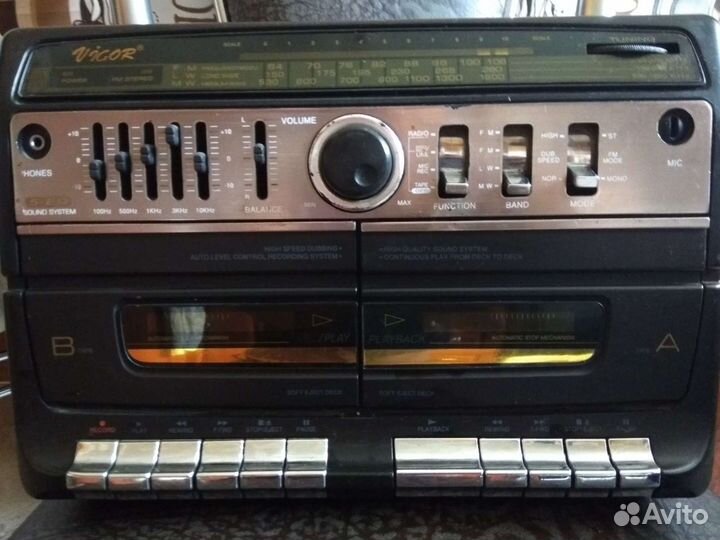 Кассетный магнитофон и зарядные устройства