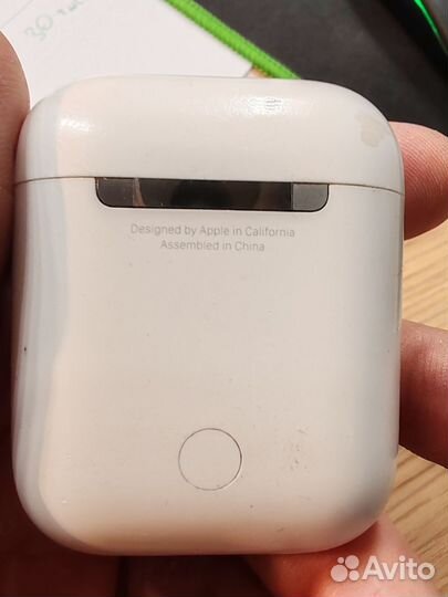 Наушник и кейс apple