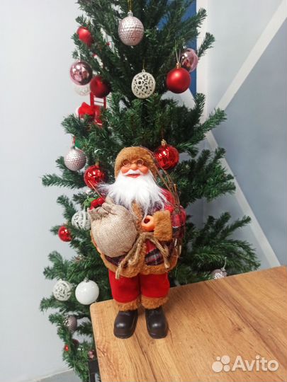 Новогодние игрушки под елку