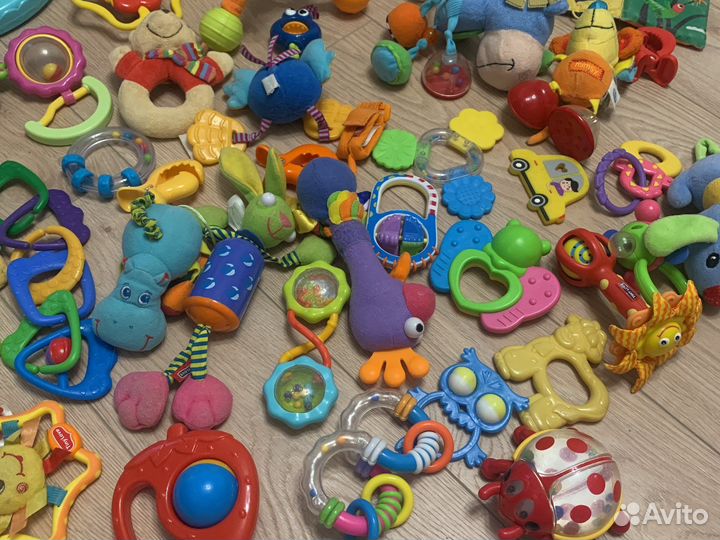 Пакет развивающих игрушек, погоемушек, грызунков