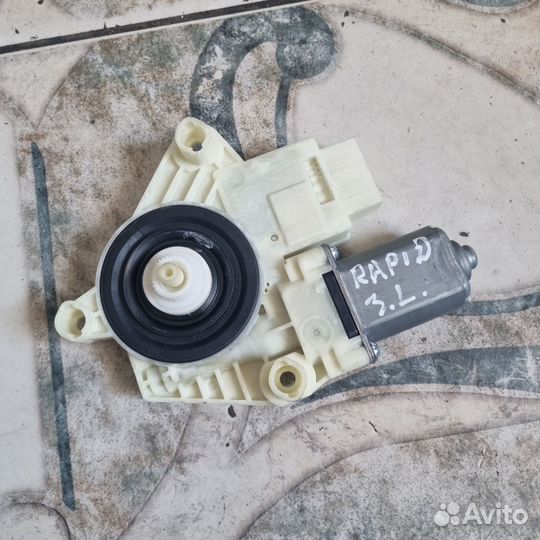 Моторчик стеклоподъемника Skoda Rapid