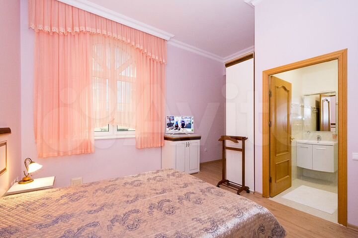 Коттедж 610 м² на участке 12 сот.