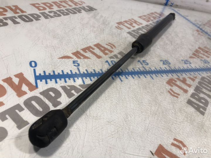 Шкода Фабия Амортизатор задней крышки багажника