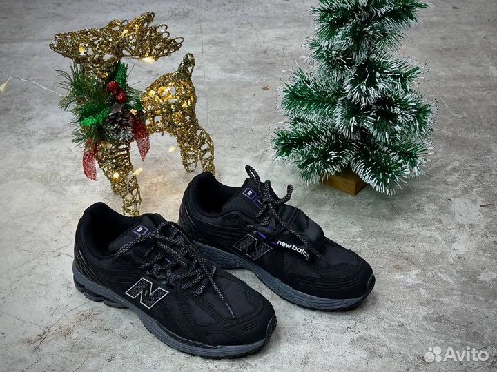 Кроссовки New Balance 1906R с подвесной сумкой