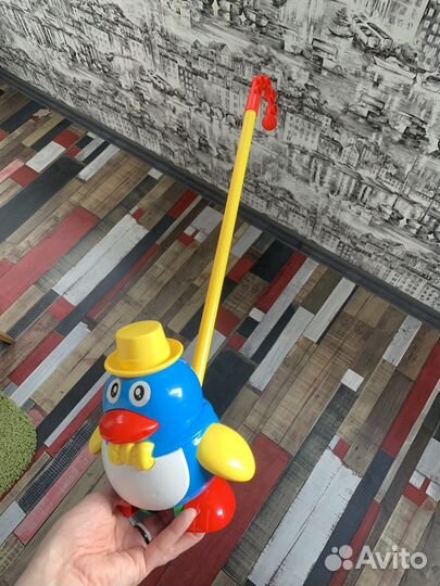 Каталка с ручкой пингвинчик детская