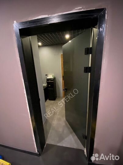 Стеклянная дверь по индивидуальным размерам