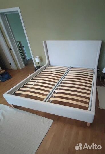 Двуспальная кровать с подъемным механизмом