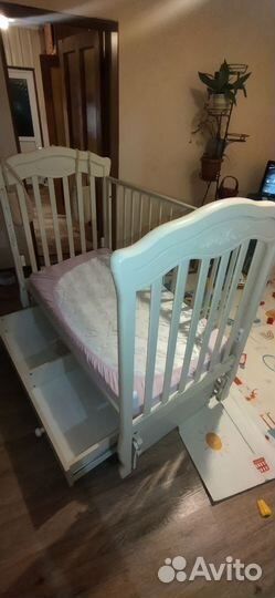 Детская кроватка с маятником