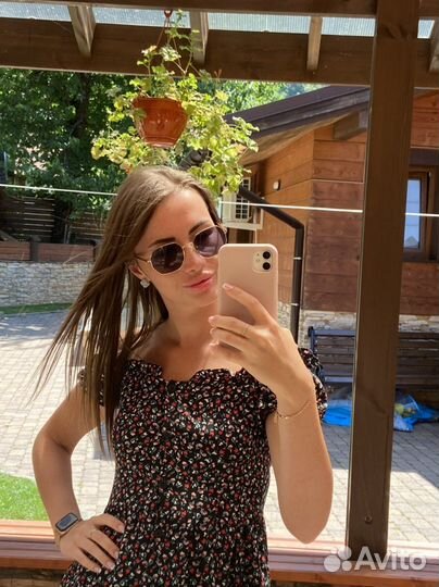 Летнее платье с открытыми плечами в цветочек