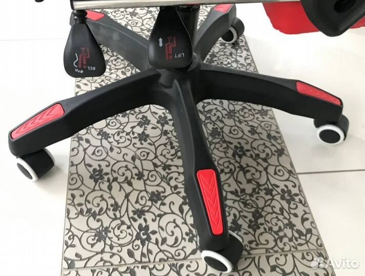 Компьютерное кресло с подножкой