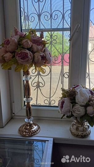 Цветы в вазе на ножке