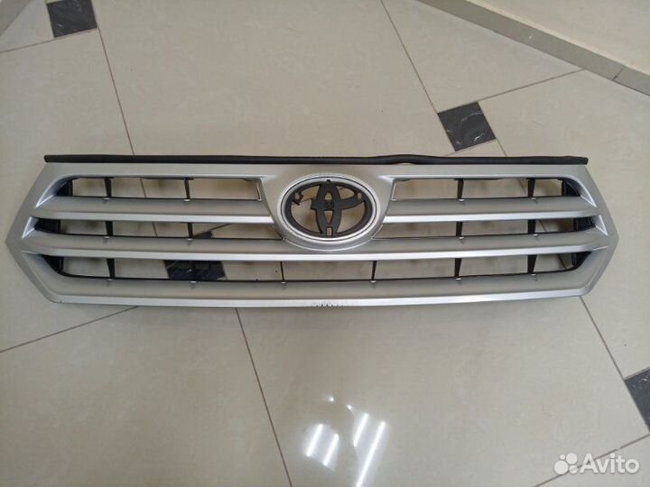 Решетка радиатора Toyota Highlander 2010