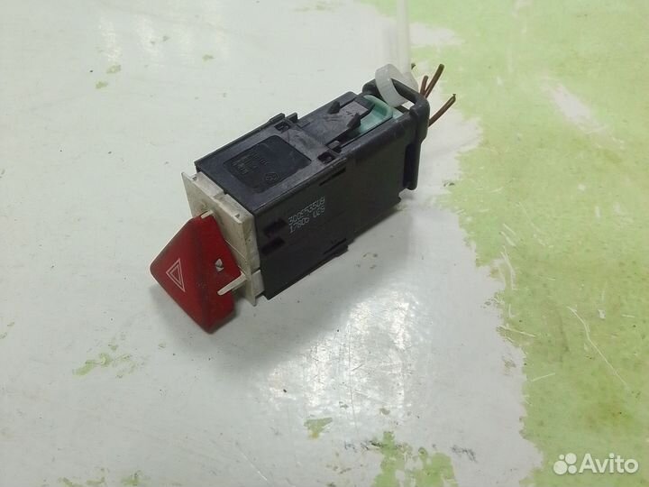 Кнопка аварийной сигнализации Volkswagen Passat B6