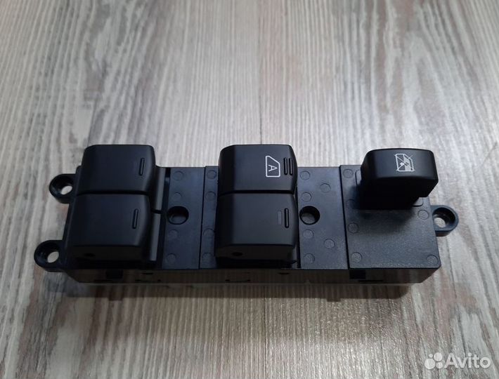 Блок кнопок стеклоподъемников Nissan tiida Лев