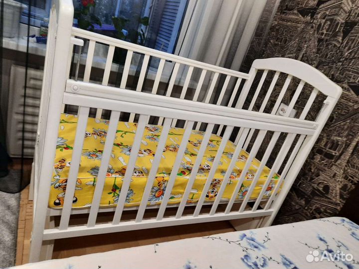 Детская кроватка с маятником