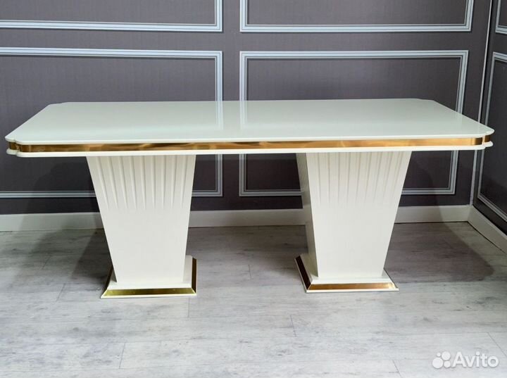 Стол обеденный. В наличии