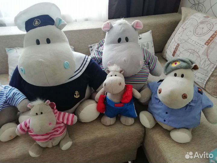 Семья бегемотов ищет новый дом