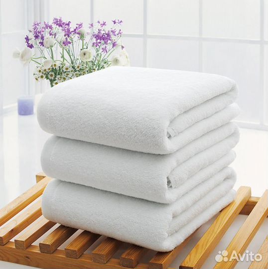 Полотенца белые для апартаментов