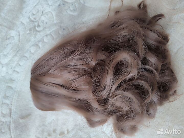 Парик каштановый кудрявый на сетке