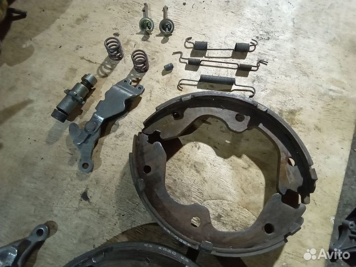 Колодки ручника с механизмами Nissan Cima