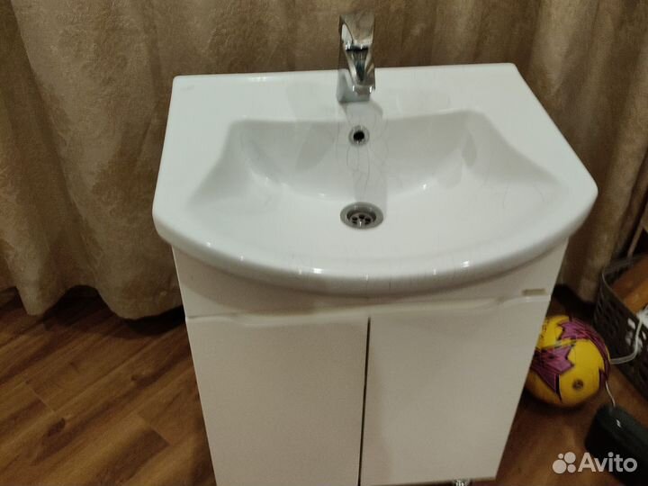 Раковина с тумбой и смесителем в ванную бу