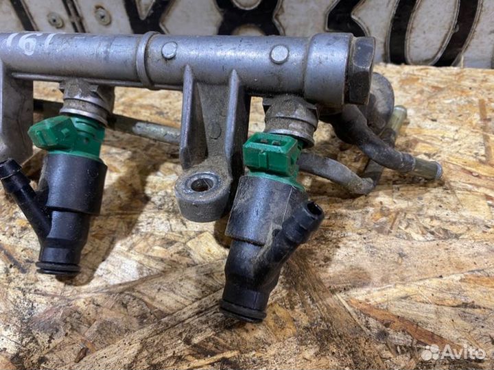 Топливная рампа с форсунками Kia Sportage 2000