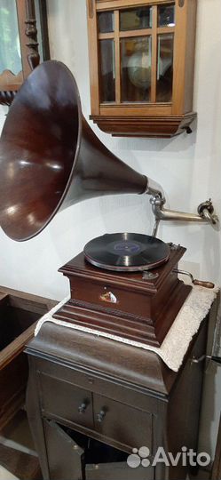 Граммофон His Masters Voice Monarch с деревянной т