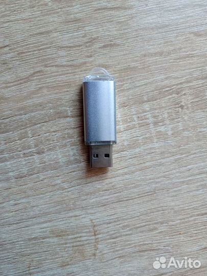 Флеш накопитель- обыкновенная флешка 4 г