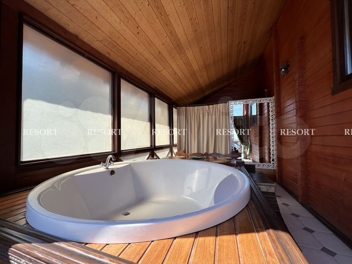 Дом 180 м² на участке 5 сот.