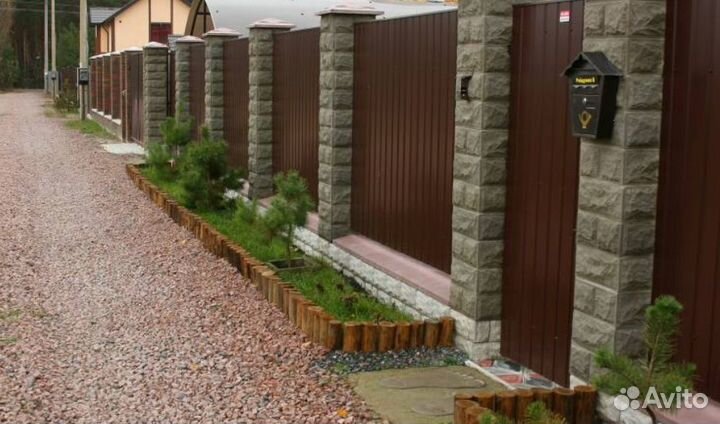 Забор из профлиста с металлическими столбами под к