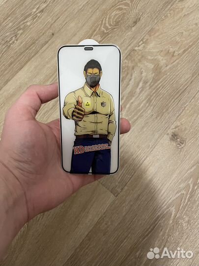 Защитное стекло на iPhone 12