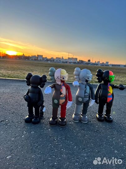 Колекионная игрушка kaws