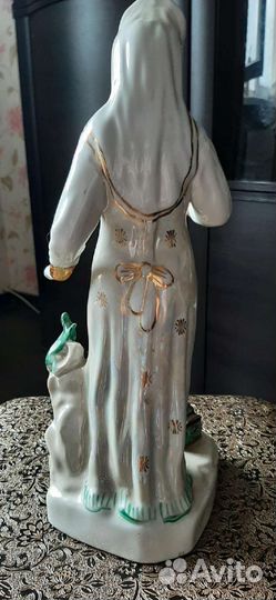 Статуэтка форфоровая