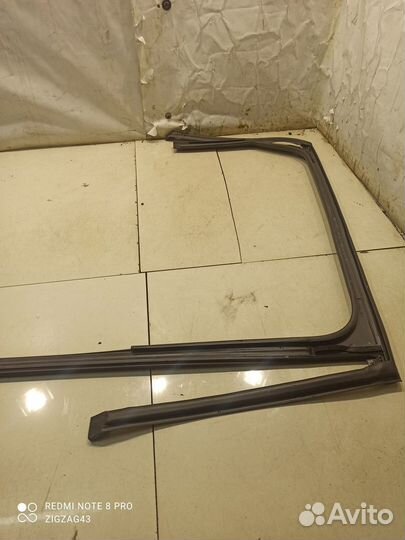 Уплотнитель стекла (задний, левый) (Kia Sorento)