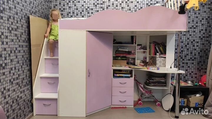 Кровать чердак со столом и шкафом
