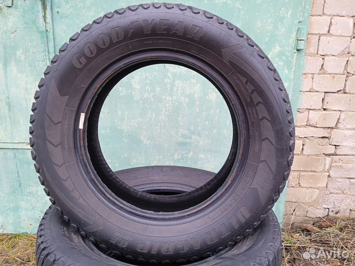 Goodyear UltraGrip 8 215/65 R16 98T