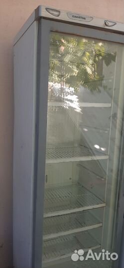 Продаю витринный холодильник
