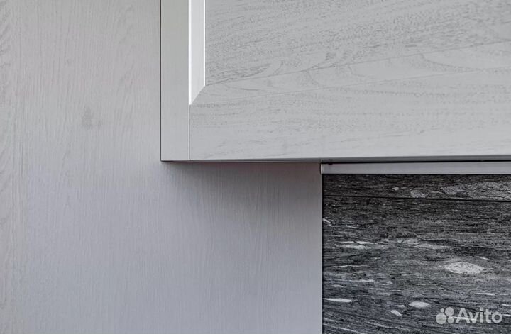 Серая угловая кухня в потолок с островком