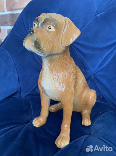 Фарфоровая статуэтка собака