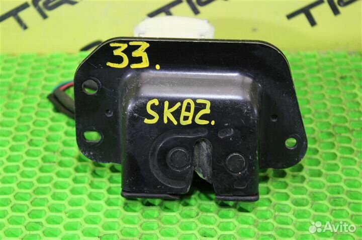 Замок багажника задний Mazda Bongo SK82MN F8